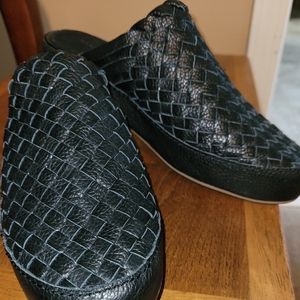 Kelli Dagger slides, Sz 6.5 EUC